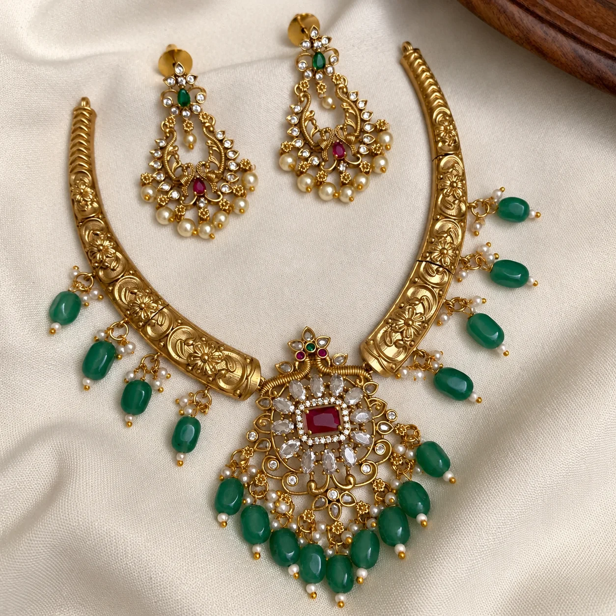 Elegant Emerald hasli necklace - Handcrafted Jewellery by Gleaming Glitz
