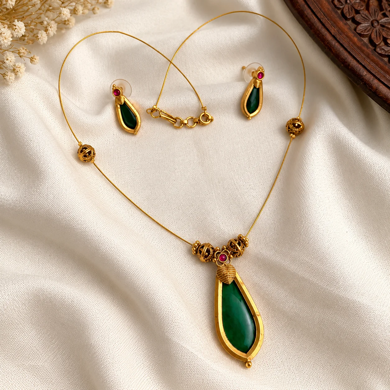 Green Pallakka Invisible Necklace - Handcrafted Jewellery by Gleaming Glitz
