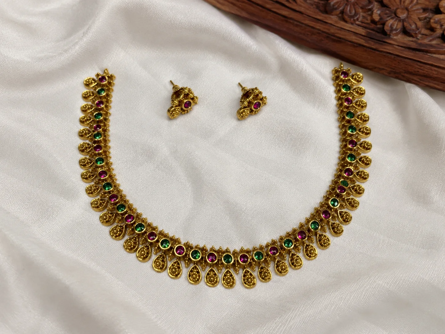 Red and Green simple necklace - Handcrafted Jewellery by Gleaming Glitz