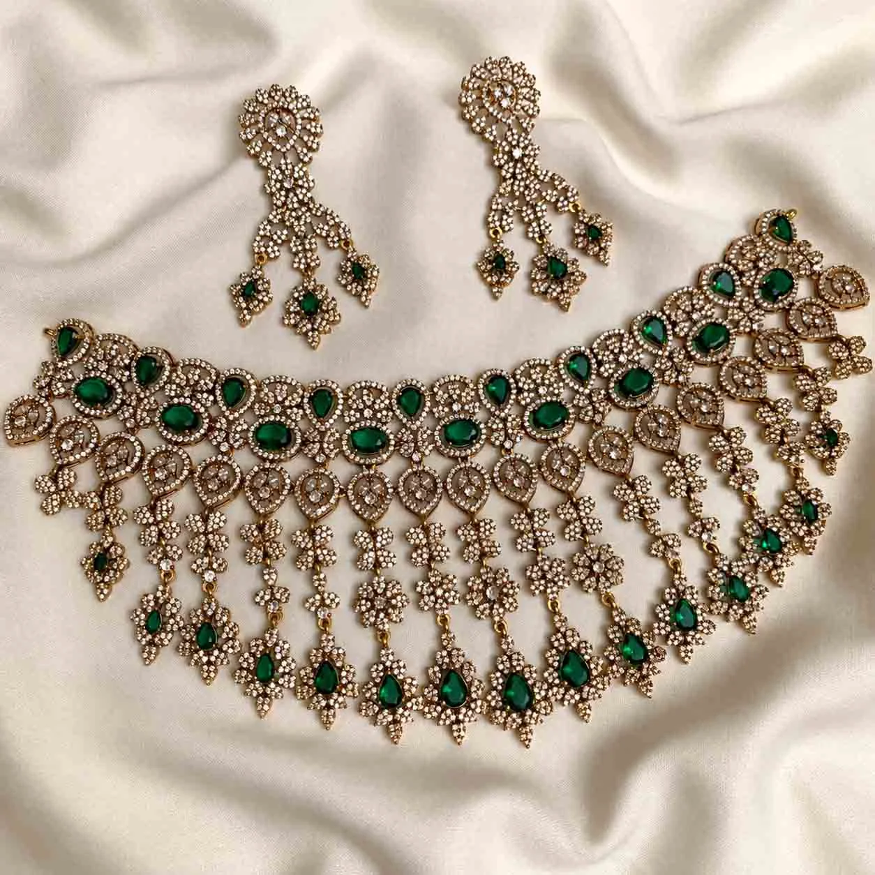 Green Victorian Necklace - Handcrafted Jewellery by Gleaming Glitz