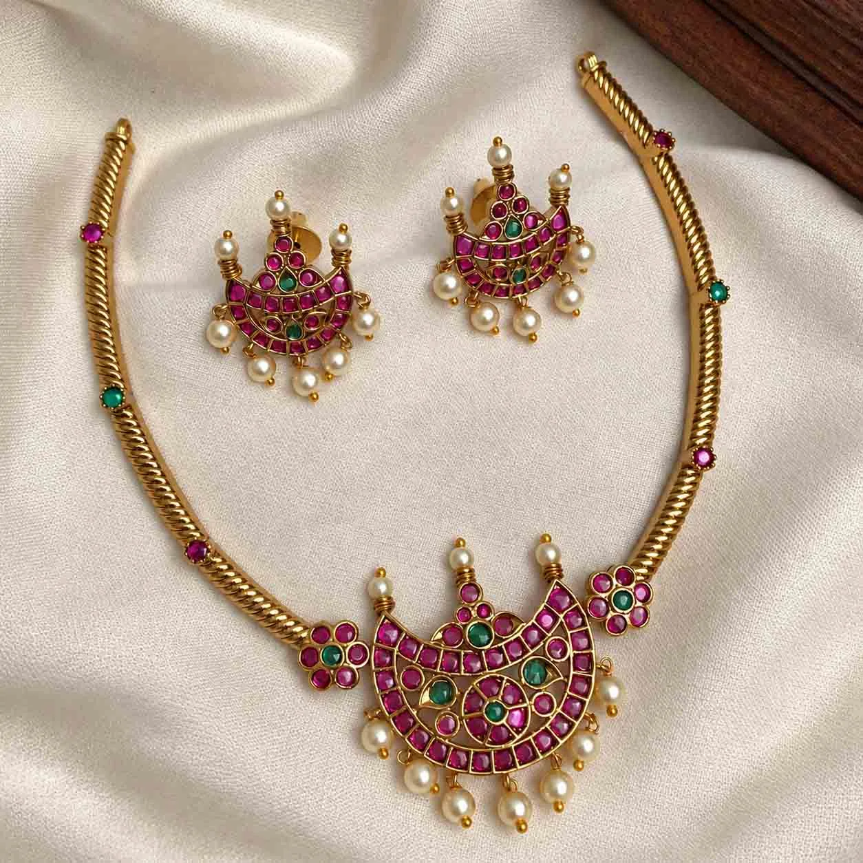 Kempu stone Hasli Necklace - Handcrafted Jewellery by Gleaming Glitz